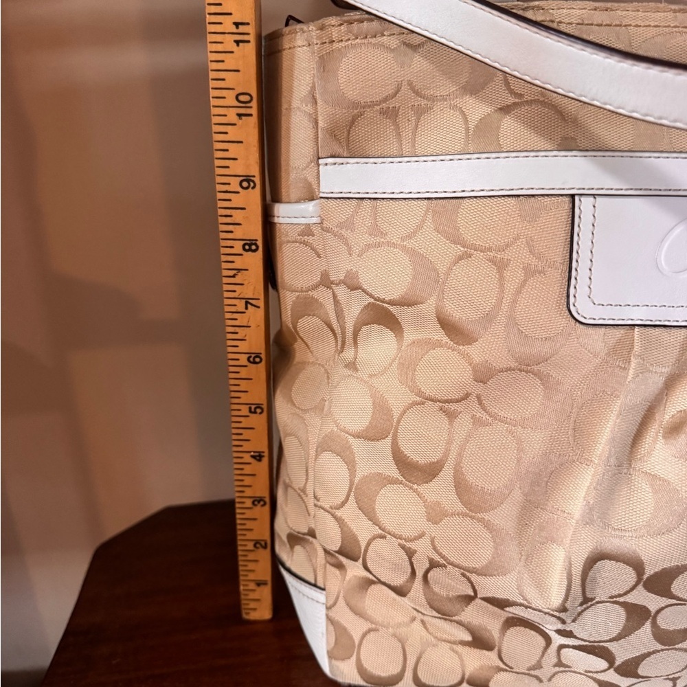 Coach Gallery Signature Tote In Beige and White -Model # M0976-F14670 - Picture 5 of 16